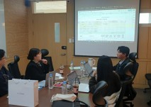 서울시립남부장애인종합복지관 기획정책연구팀 김용민 사회복지사가 삼성소리샘복지관 직원들과 스마트워크에 관하여 논의하고 있음