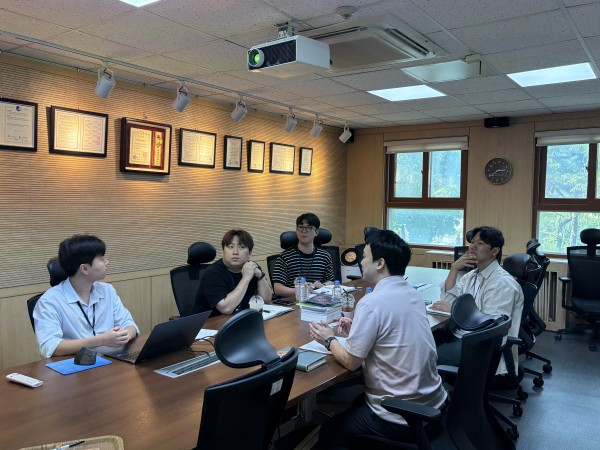 스마트워크 조직 구축(기관 견학) 서울시립남부장애인종합복지관 기획정책연구팀 김용민이 혜원장애인종합복지관 관계자들과 스마트워크와 관련하여 논의하고 있다.