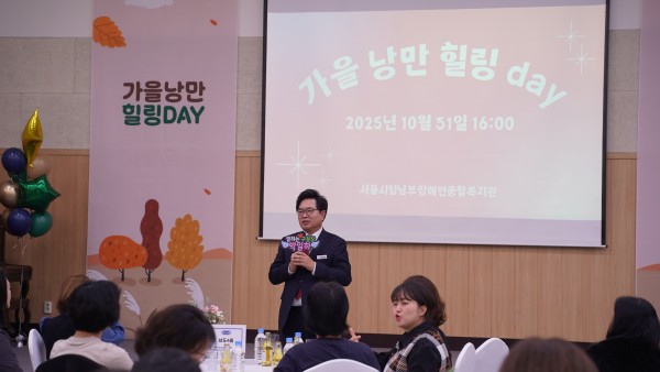 박일하 동작구청장이 행사장에 참석하여 인사를 나누는 모습