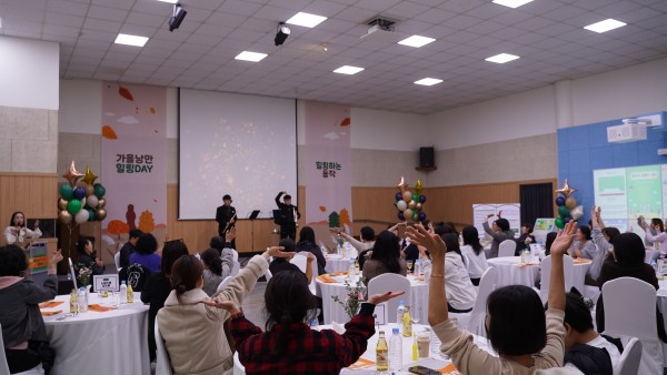 임선균, 임제균 연주자가 트럼펫과 플룻으로 연주하고 있는 모습