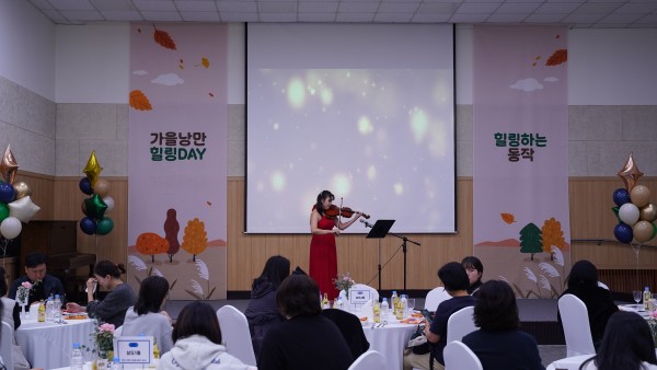 김아라 연주자가 비올라 공연을 하는 모습