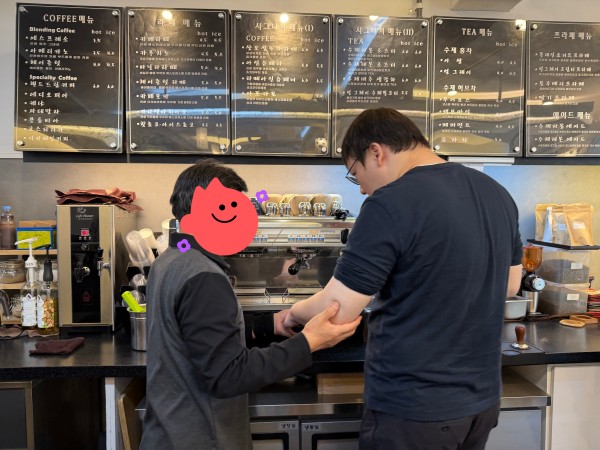 안내에 따라 에스프레소 머신을 사용해보려는 참여자의 모습