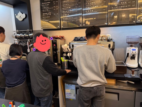 배운 내용을 토대로 스스로 에스프레소 샷 추출을 하고 있는 참여자의 뒷모습