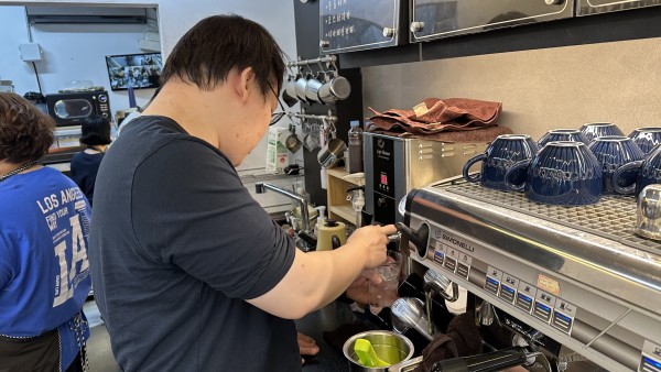 아이스 아메리카노를 만들기 위해 컵에 얼음과 물 계량을 하고 있는 참여자의 모습