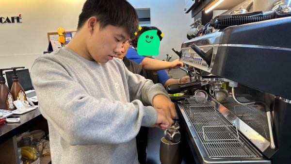 뜨거운 아메리카노를 만들기 위해 뜨거운 물에 에스프레소 샷을 넣고 있는 참여자의 모습