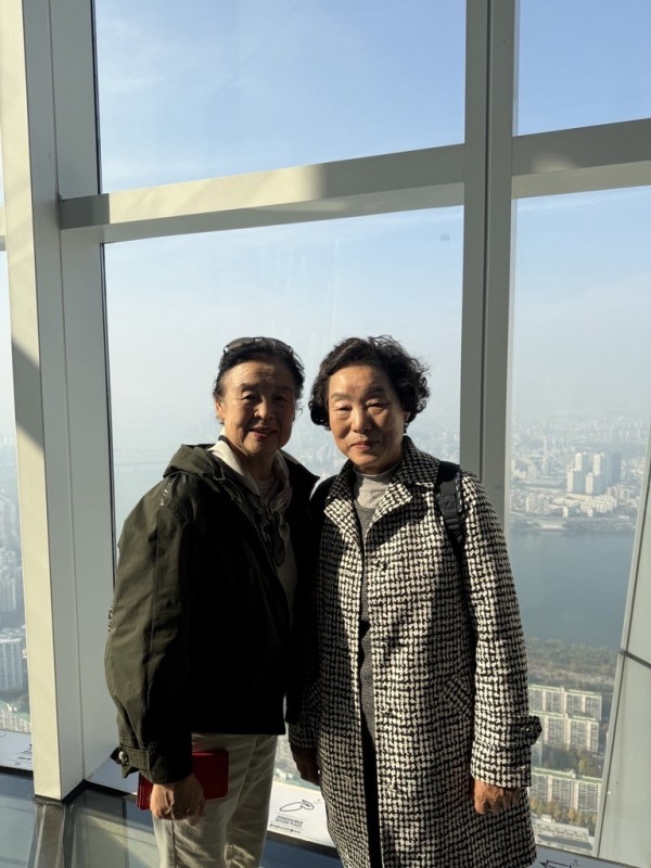 롯데타워 전망대에서 사진을 찍고 있는 참여자 모습