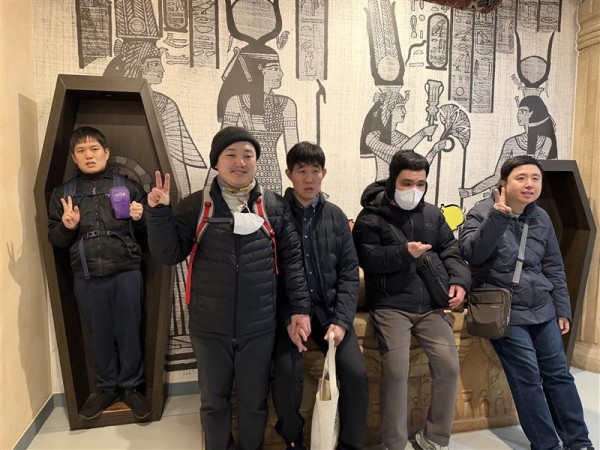 친구들과 함께 브이를 하고 있는 참여자 모습