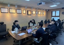 서울시립남부장애인종합복지관 직원이 대회의실에서 스마트워크 관련하여 설명하고 있다.