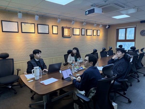 서울시립남부장애인종합복지관 직원이 대회의실에서 스마트워크 관련하여 설명하고 있다.