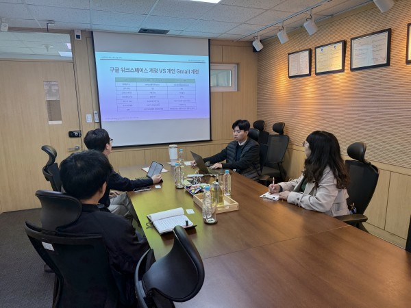 서울시립남부장애인종합복지관 직원이 대회의실에서 스마트워크 관련하여 설명하고 있다.