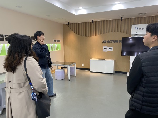서울시립남부장애인종합복지관 직원이 스마트 발달트레이닝센터에서 시설을 설명하고 있다.
