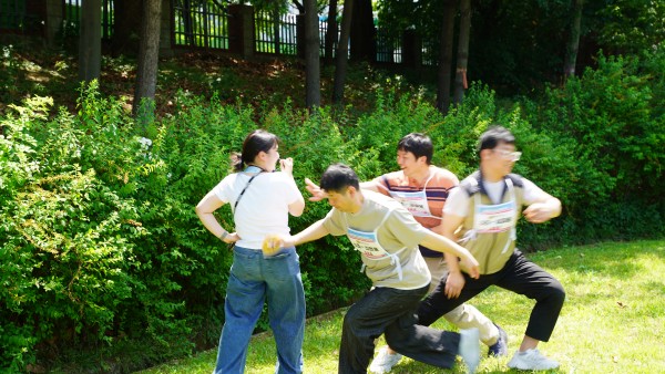 서울시립남부장애인종합복지관 뒤뜰에서 무궁화꽃이피었습니다를 하며 술래를 치고 달려가는 사진