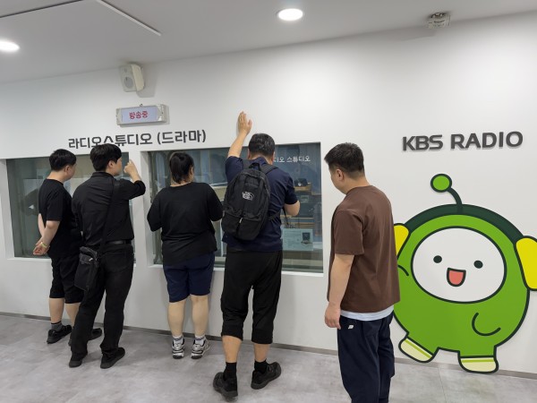 라디오 스튜디오를 보고 있는 참여자 모습