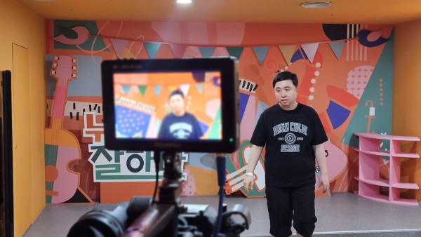 카메라 앞에 서서 방송에 출연하고 있는 참여자 모습