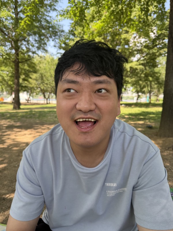 참여자가 환하게 웃고 있는 모습