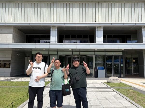 역사박물관 입구에서 촬영한 단체사진