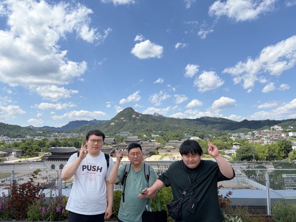옥상정원에 올라가 단체사진을 촬영하고 있는 모습