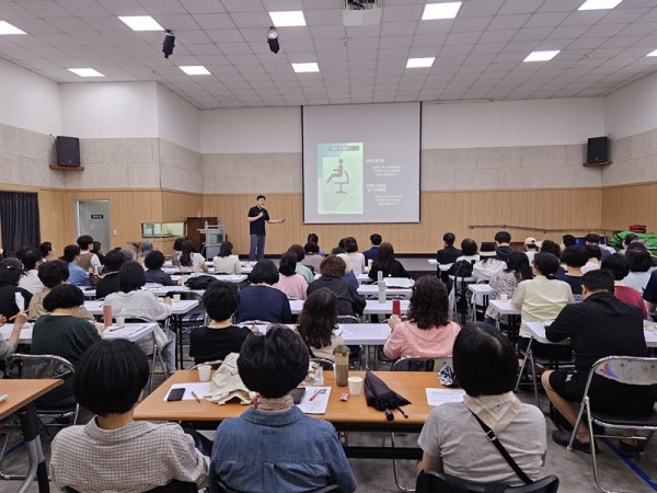 한국장애인복지관협회 이상춘 실장이 직장 내 장애인 인식개선교육을 진행하고있는 모습