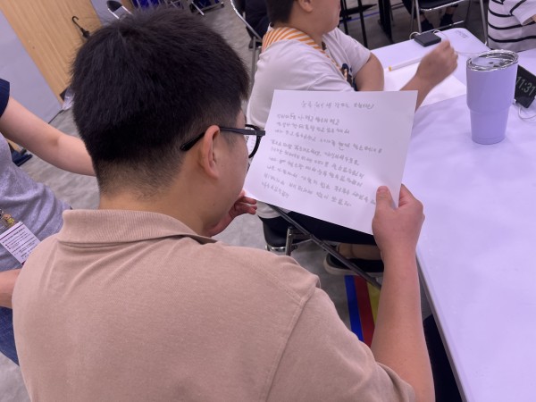 취업자 1명이 내가 생각하는 인권이란? 질문에 답변을 A4에 적어서 보고있는 사진