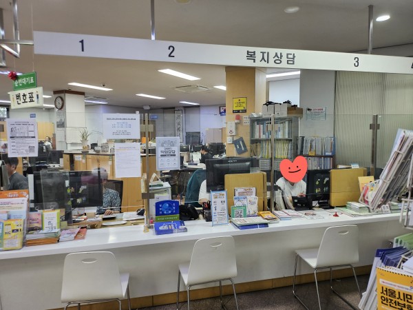 민원창구 앞 직업지원서비스 미니 배너 비치