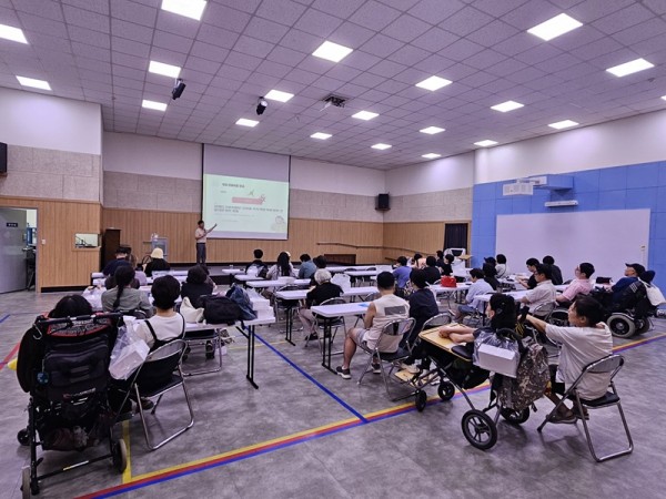 주요 변경사항 안내 및 부정수급 예방교육 중인 사회서비스센터 최승혁 센터장