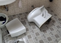 노후화된 변기 교체 작업중인 사진
