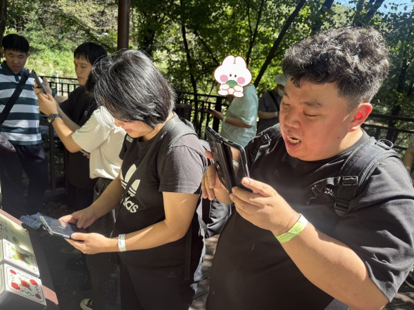 핸드폰으로 곤충 설명을 보고 있는 모습