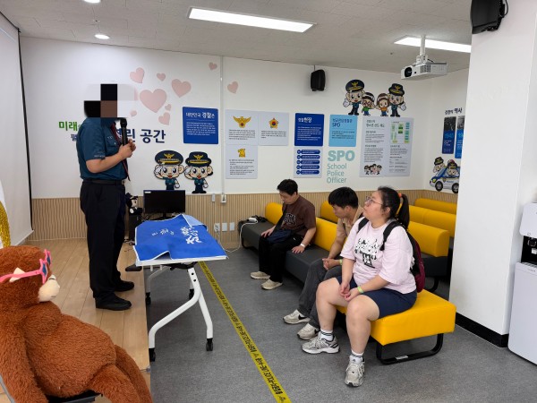 경찰이 하는 업무에 대해 설명을 듣는 모습