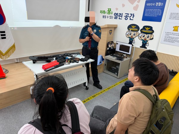 경찰이 사용하는 도구에 대한 설명을 드는 모습