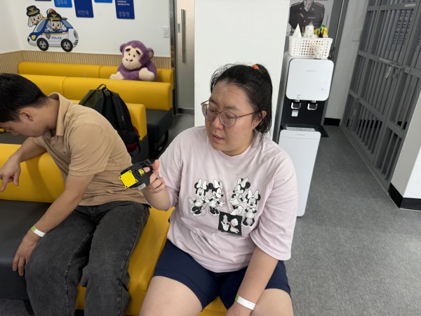발사되지 않는 안전한 테이저건을 실습하는 모습