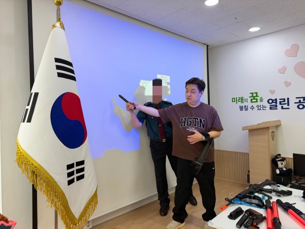 삼단봉을 실습하는 모습
