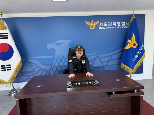 경찰서장 체험실에서 사진을 찍는 모습