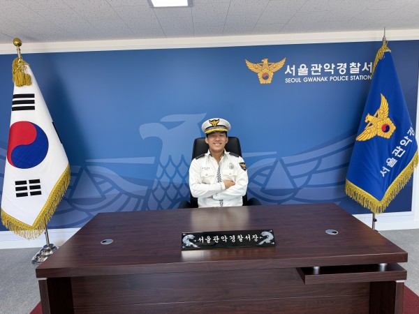 경찰서장 체험실에서 사진을 찍는 모습