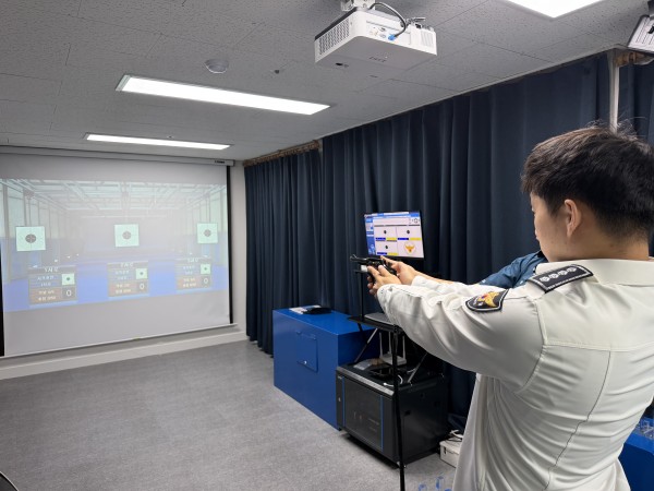 공기총을 활용하여 안전하게 사격을 실습하는 모습