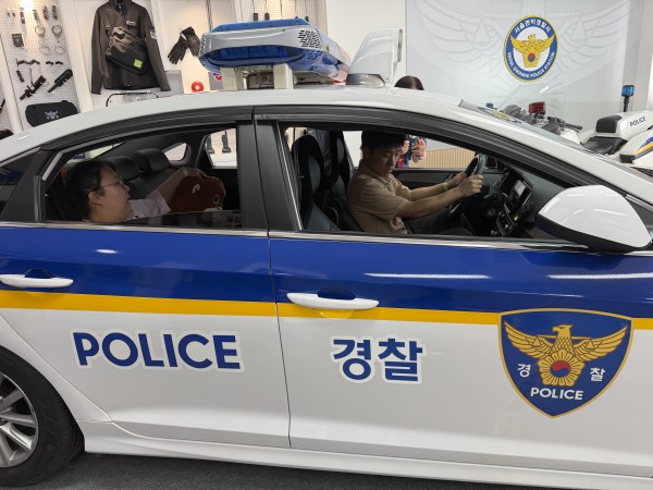 경찰차에 탑승한 모습