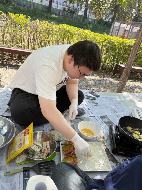 부침가루를 묻히는 모습