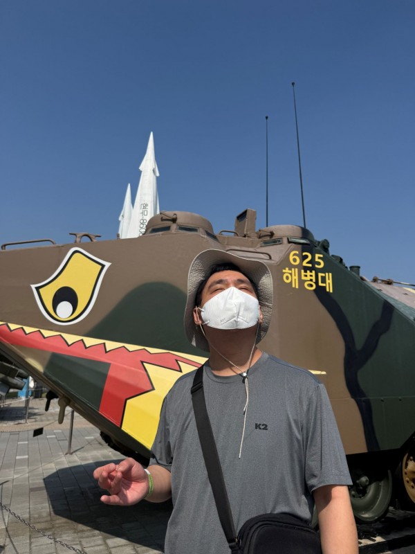 해병대 탱크 앞에서 찍은 사진