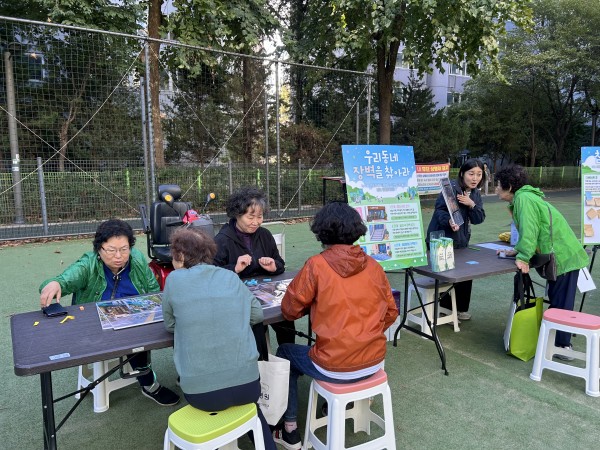 장벽 없는 우리 마을 활동가가 지역주민을 대상으로 체험부스를 운영하고 있습니다.