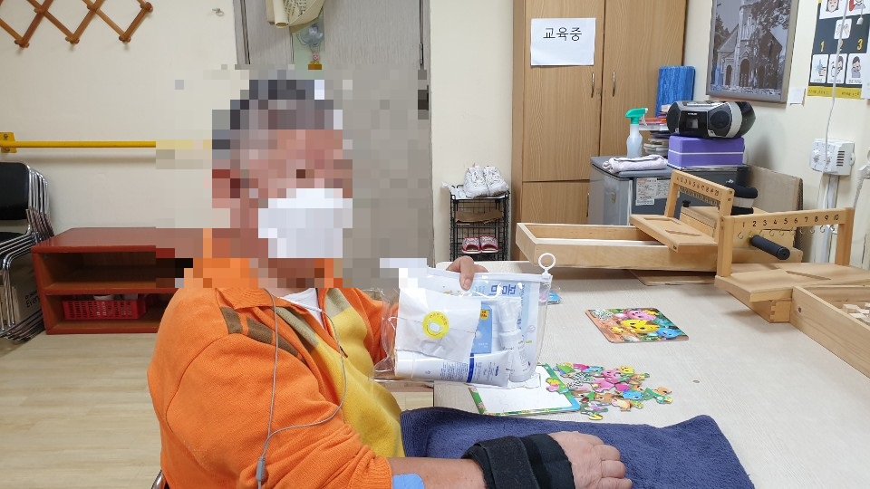 위생키트를 받으시는 참여자