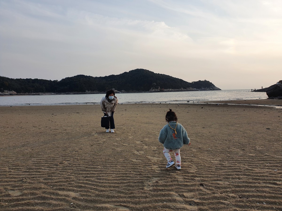 당첨작
생애처음으로 바다에 간 손녀와 할머니 -최문교