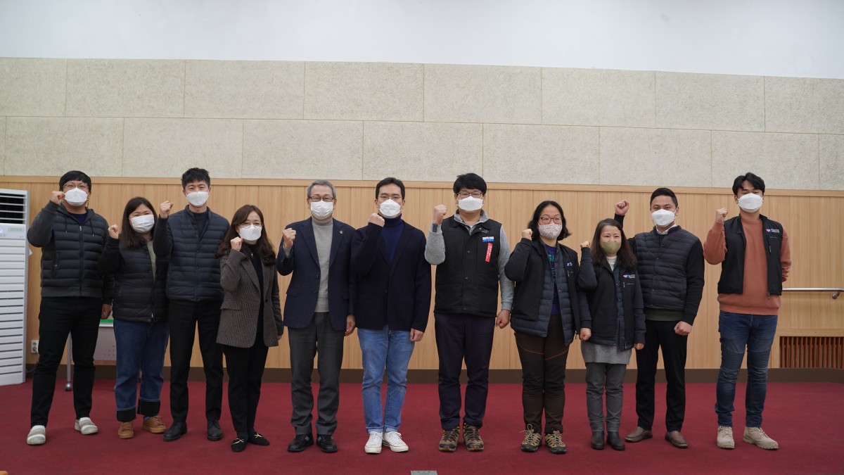 단체협약 체결에 참여한 모든 교섭위원이 복지관 강당 단상에 올라 사진 촬영한 모습