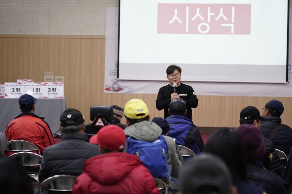 시상식 진행 전 경기위원장이 격려의 말을 참여자들에게 전달해 주고 있는 모습