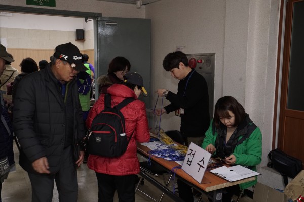 대회접수를 하고있는 참여자들과 접수장소 사진