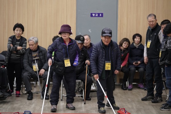 경기 집중을 하여 스톤을 투구하는 모습의 참여자