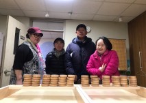 슐런보드판(슐박) 앞에서 포즈를 취하고 있는 참여자들