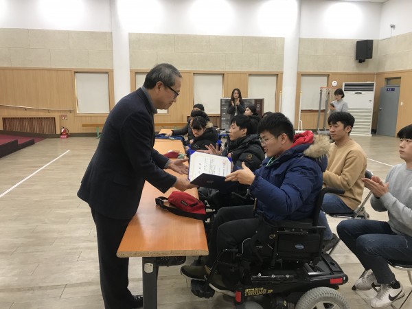 7일 간의 겨울방학특강을 수료하고 수료증을 수여받는 참여자분들