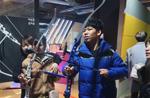 멀티플렉스 게임장에서 양궁을 즐기는 참여자분들