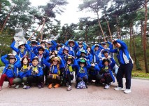 수목원 입구에서 동아리 회원분들의 단체 사진 