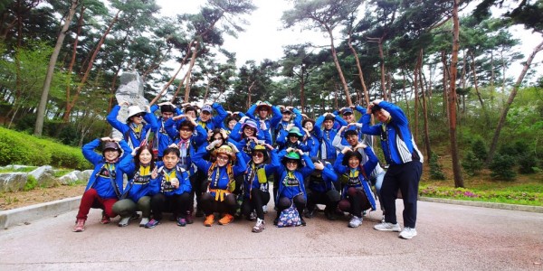수목원 입구에서 동아리 회원분들의 단체 사진 