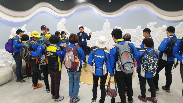 태안유류피해극복기념관에서 담당 직원의 설명을 듣고 있는 동아리 회원들의 모습